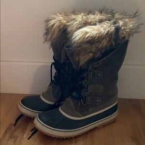 USED ONCE SOREL BOOTS